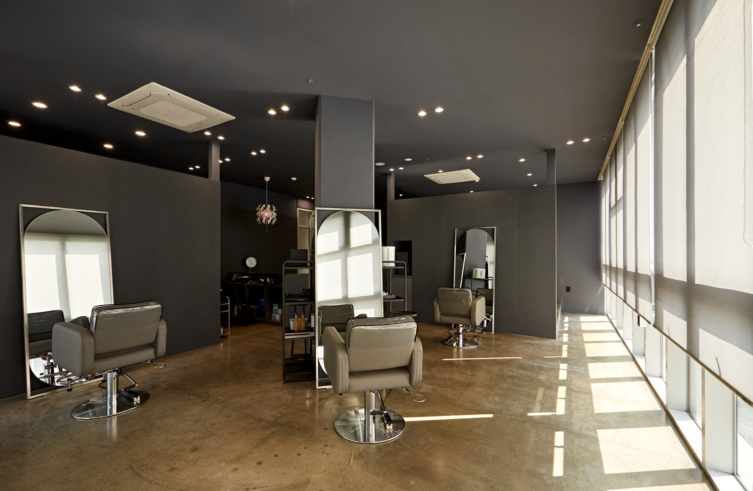 22 平现代男性美容室 | 黑白色调的精致空间-10