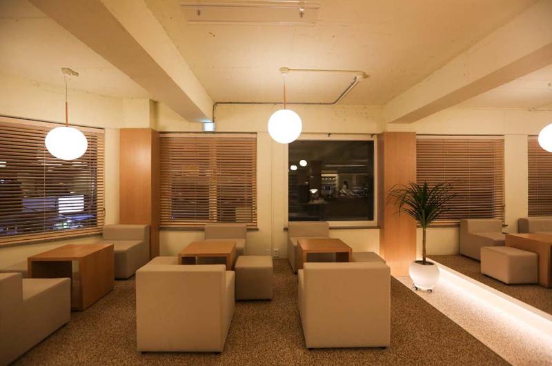 60 平温馨咖啡馆，白色与木质的完美融合-4