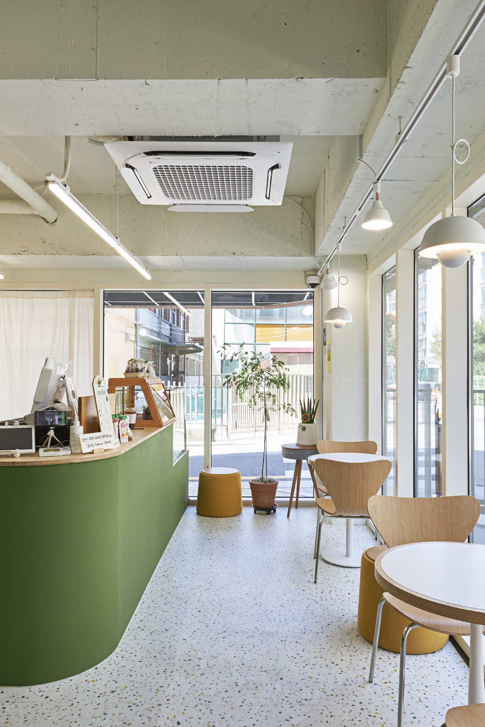 十坪咖啡厅的现代简约设计风格-8