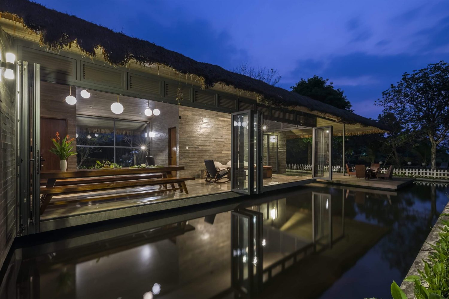 Am House · 越南带茅草屋顶的花园住宅-19