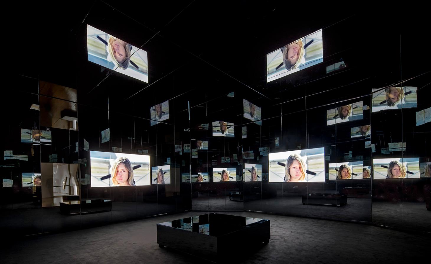 道格·艾特肯 · MOCA 展览的沉浸式艺术体验-1