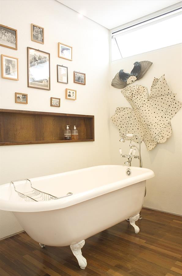 巴西 Isis Chaulon 设计的狭长住宅，引入自然光与绿意，打造温馨家居-9