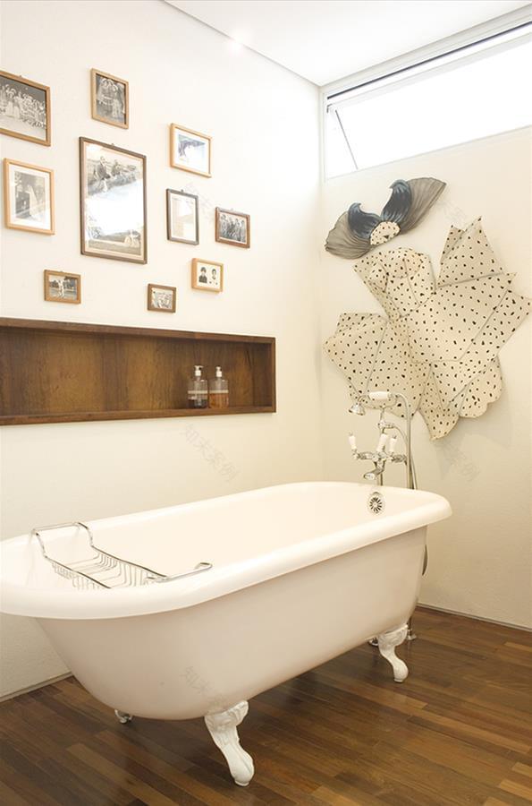 巴西 Isis Chaulon 设计的狭长住宅,引入自然光与绿意,打造温馨家居-9