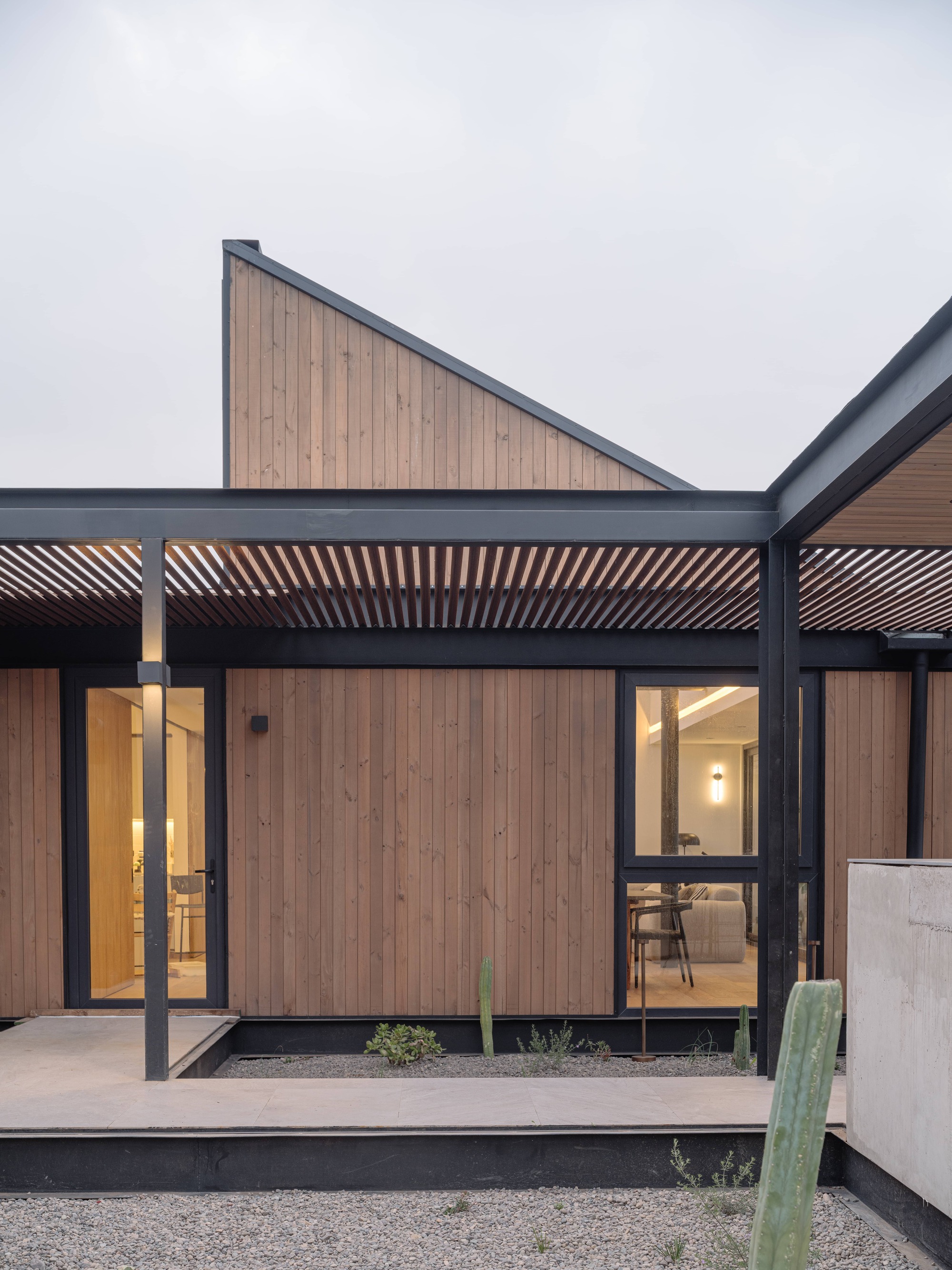 House with Lucarna / Paralelo Transversal-25