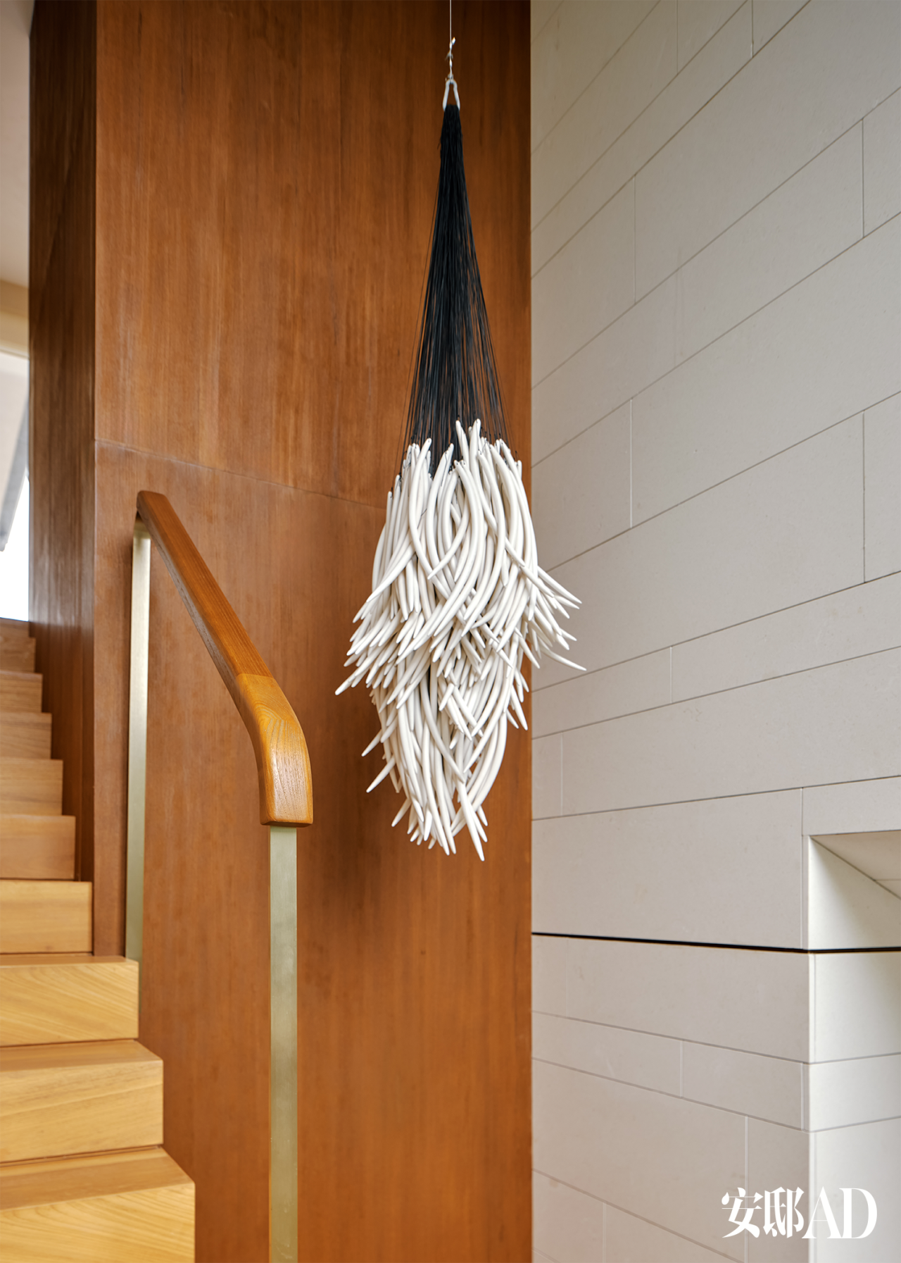 她将车库变展厅,阳光做灯光,让艺术“活”过来-26