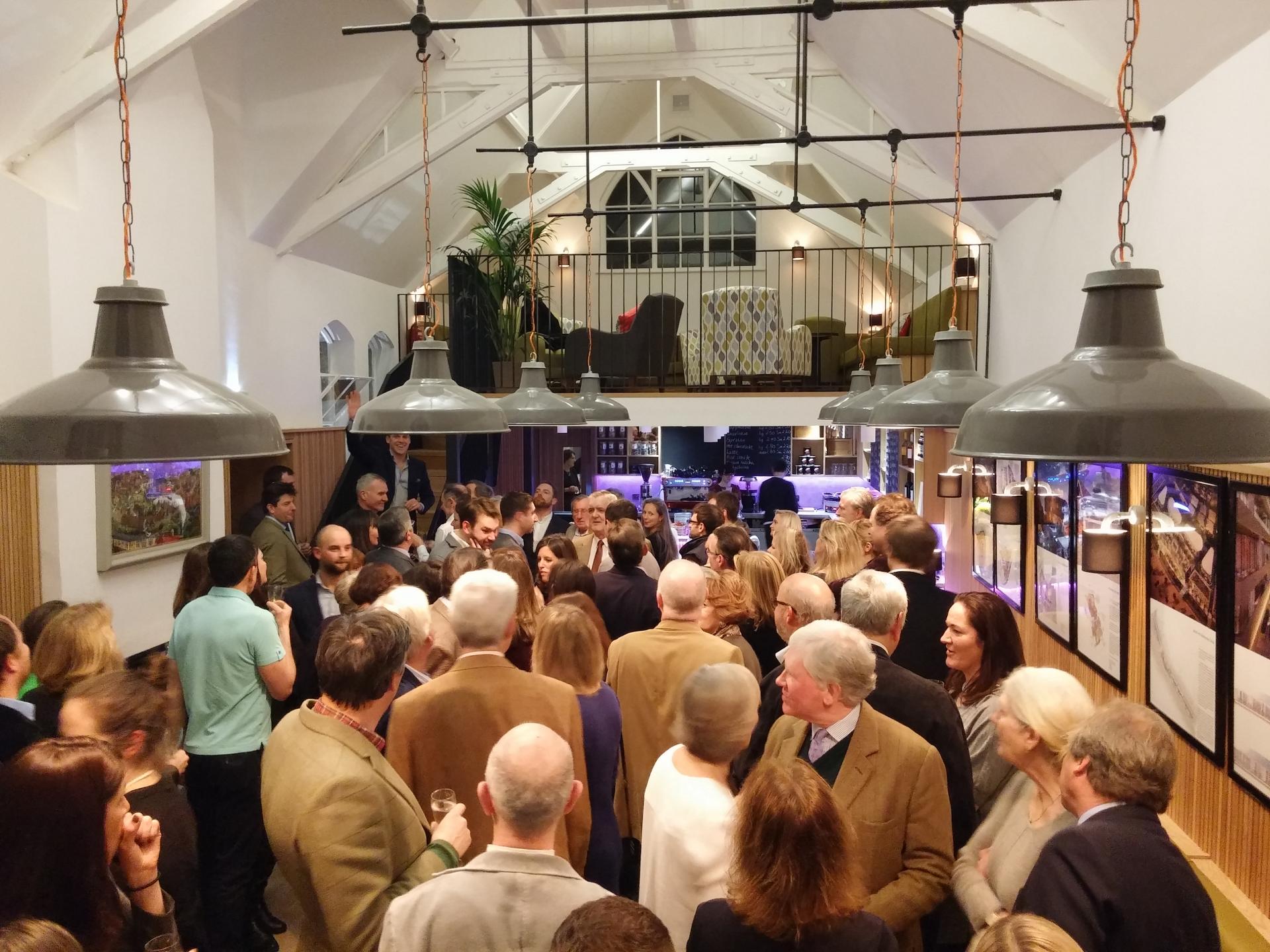 19世纪建筑内的现代电影院设计项目-29