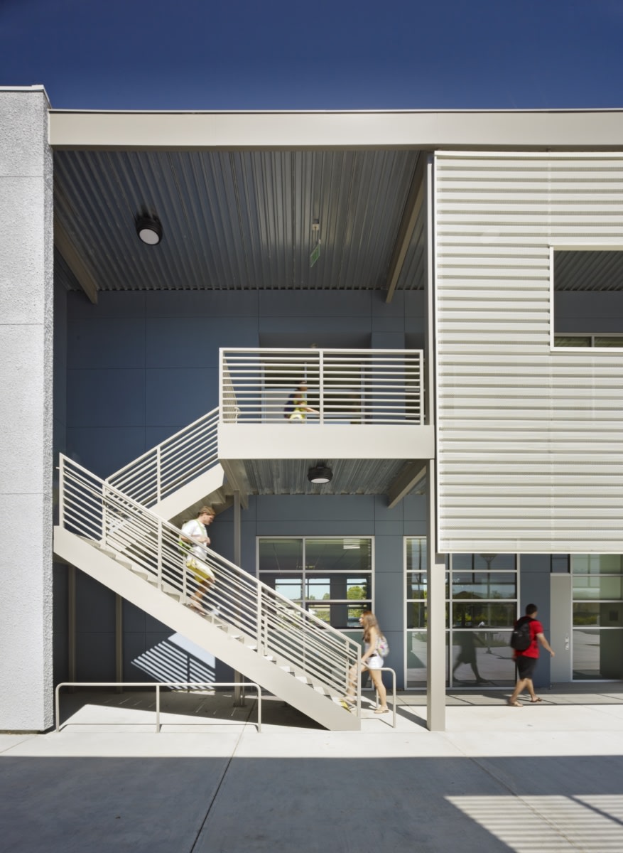 加州 East Palo Alto Academy 中学绿色校园设计丨CAW Architects-12