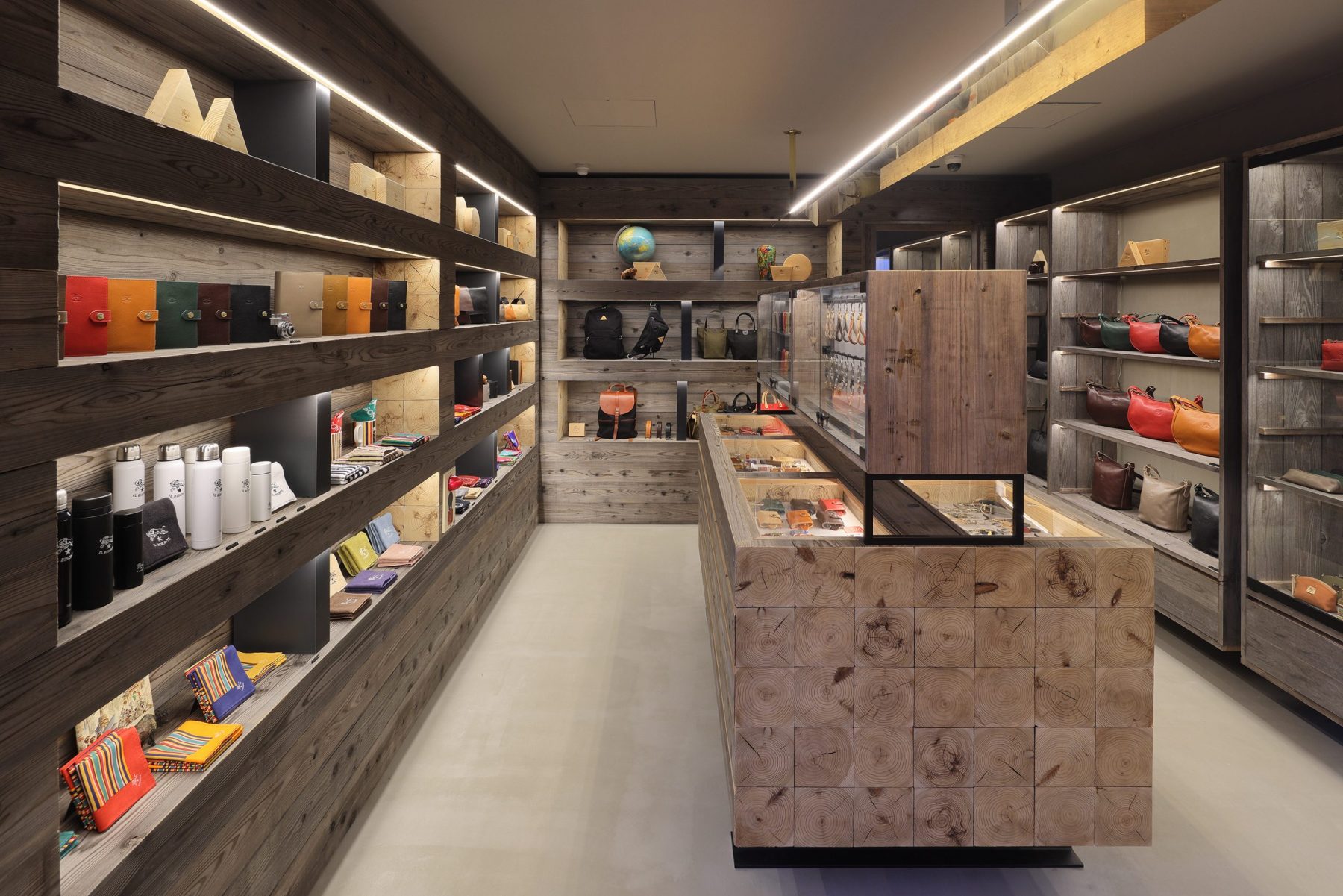 野牛京都三条店

注：IL BISONTE一般是品牌名，音译为野牛 ；KYOTO是京都；SANJO在日本地名里常指三条，这里推测是该品牌位于京都三条的门店相关表述 丨日本京都丨辻村久信氏-7