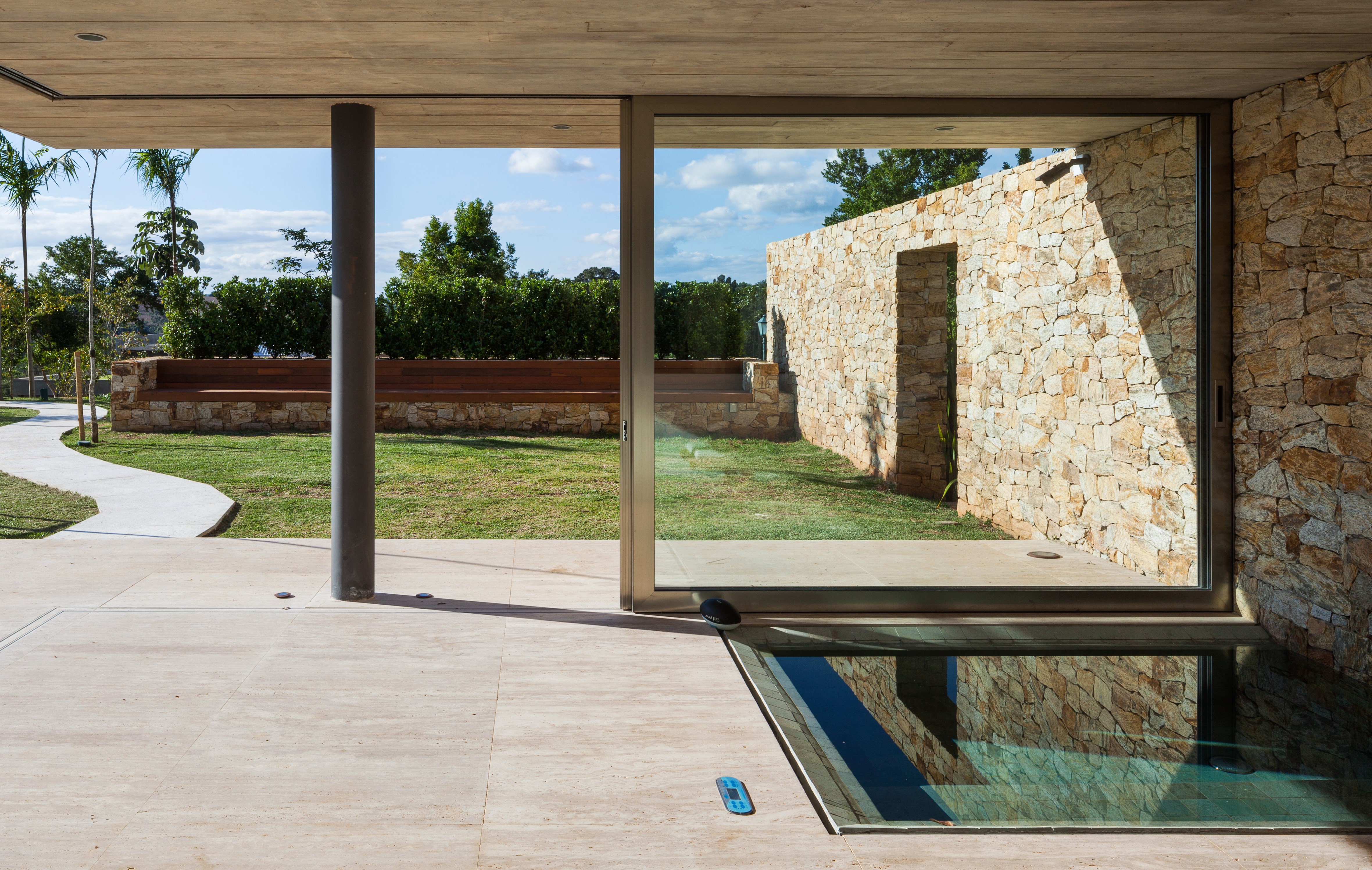 砖石与玻璃的交响乐——EL Residence 度假屋设计-19