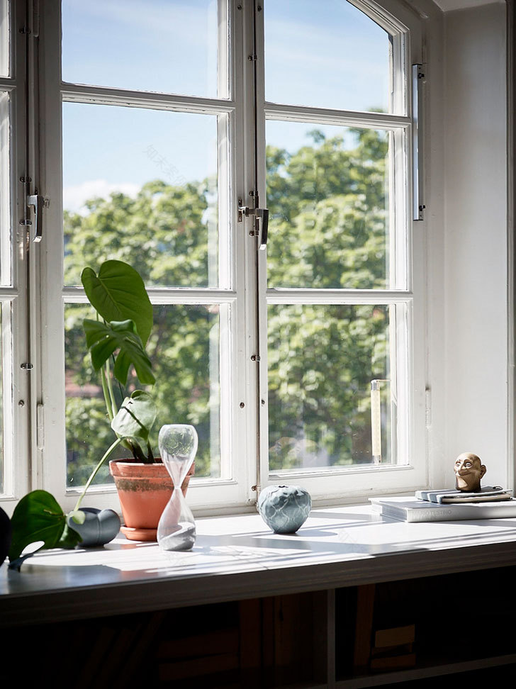 多彩内饰与内部窗户打造独特斯堪的纳维亚风格家居-9