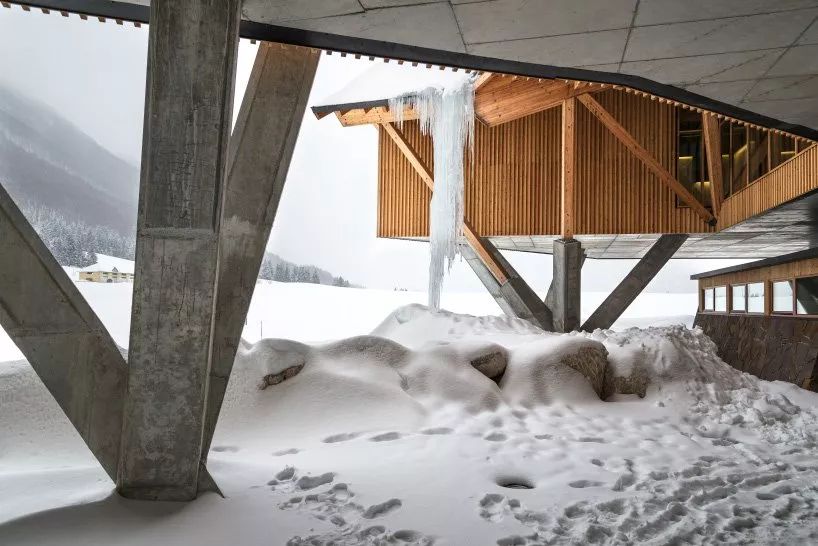 【格欣国际】这个建筑的坡屋顶，怎么和普通的有点不一样？-25