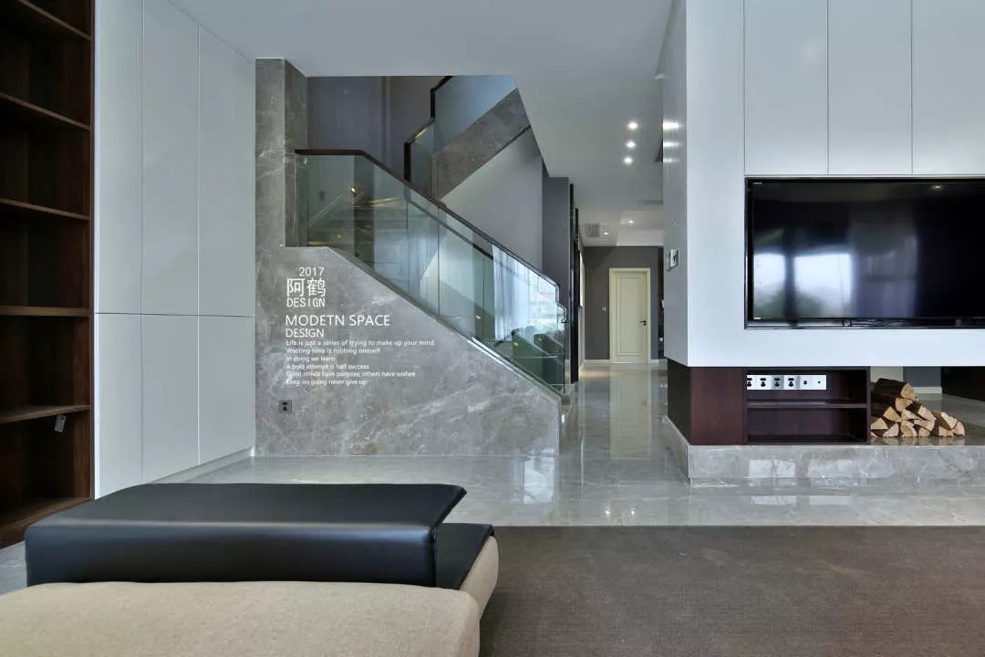 客厅中间的一堵墙竟然是电视机绝佳的摆放位置？| 阿鹤设计-4