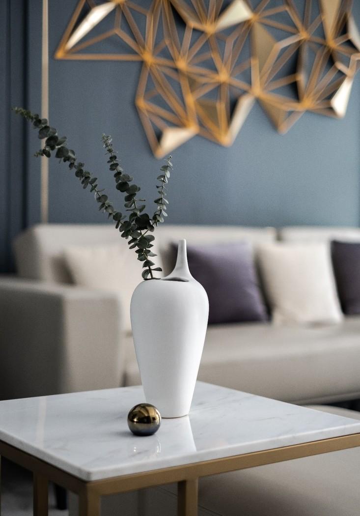 留白的艺术 | 金属与绿色的视觉韵律-6