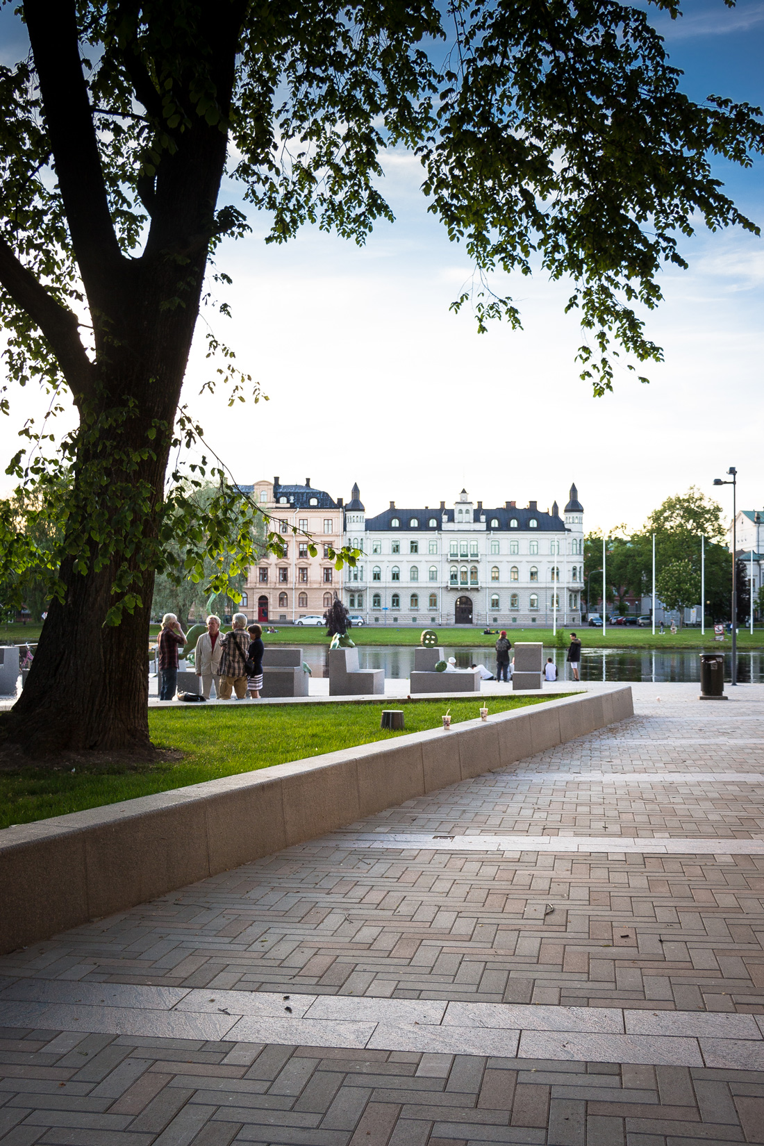 瑞典卡尔斯塔德市阿尔门广场 | 绿色公共空间的艺术化诠释-4