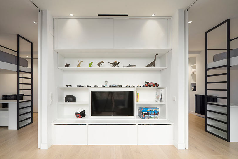 A Barcelona Penthouse Grounded in Natural Light and Black Accents-17