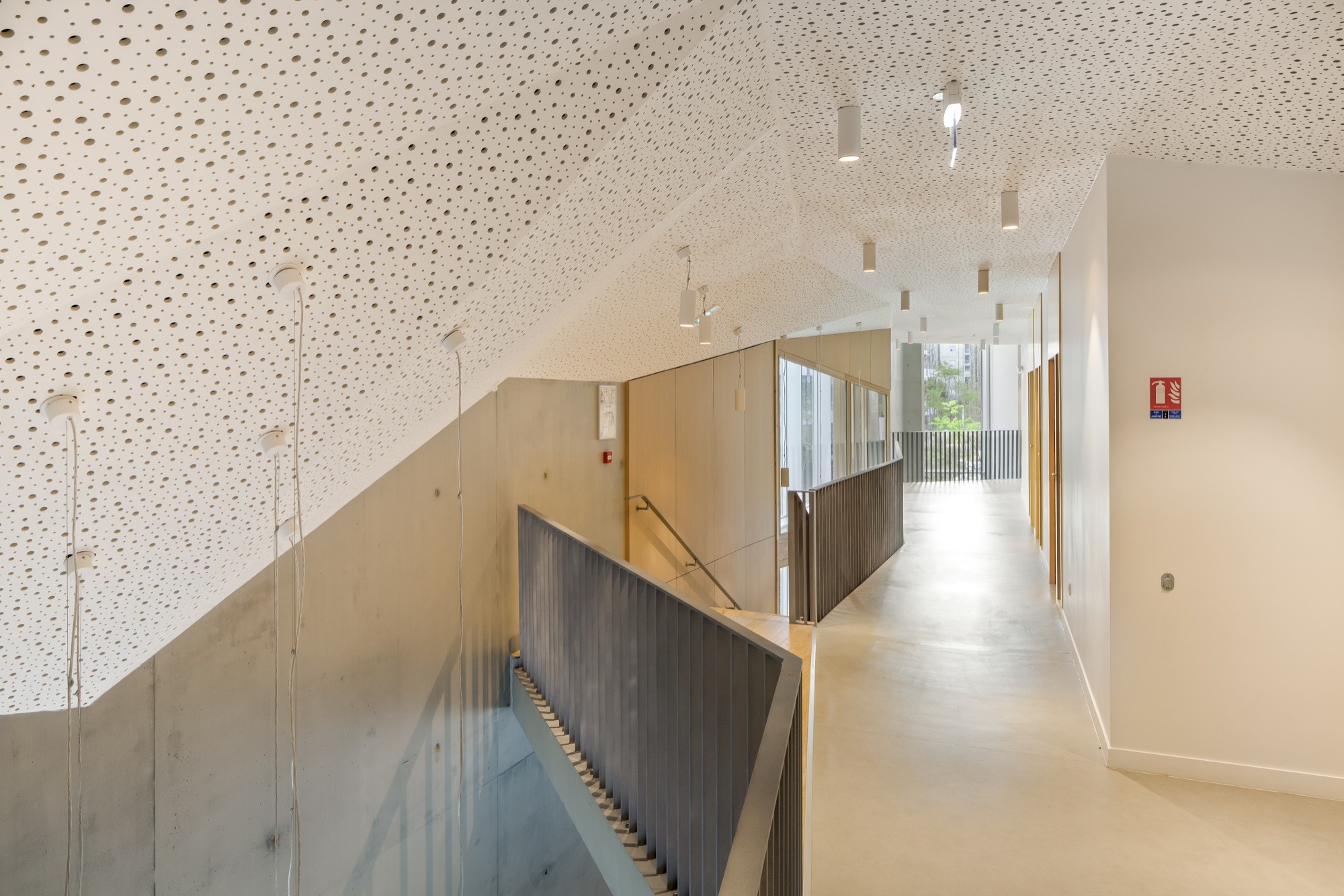 折叠 zinc 外壳中的宁静圣所——法国 Ensemble Pastoral Catholique 教堂设计-40