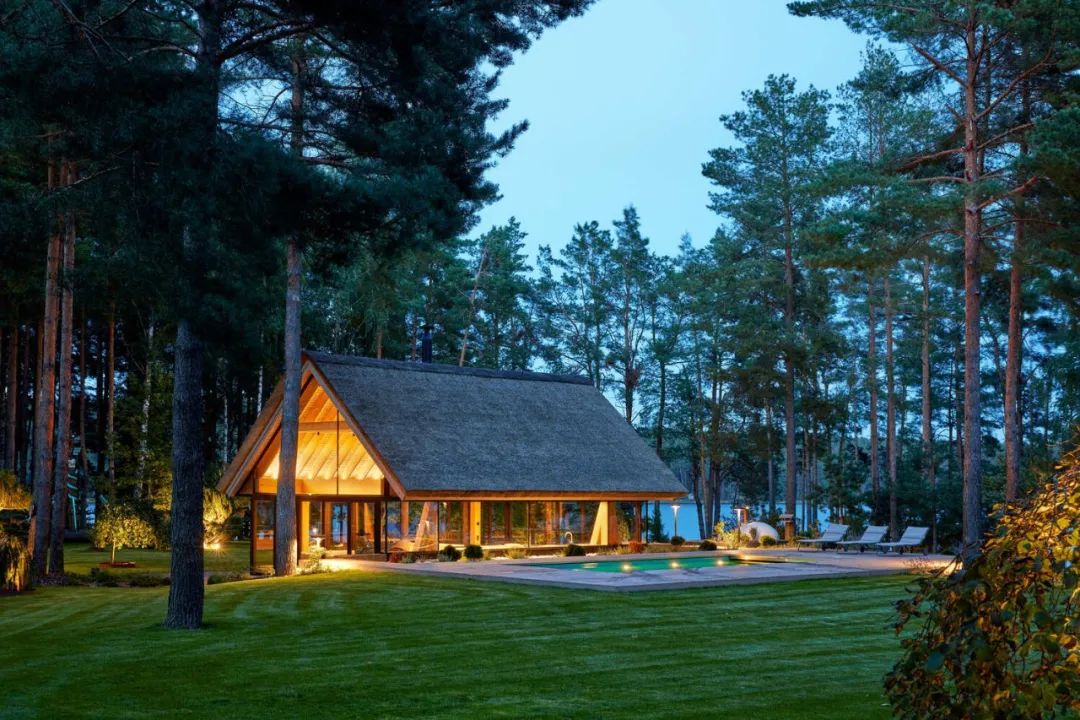 湖边森林中的钢构游泳池房丨立陶宛-35