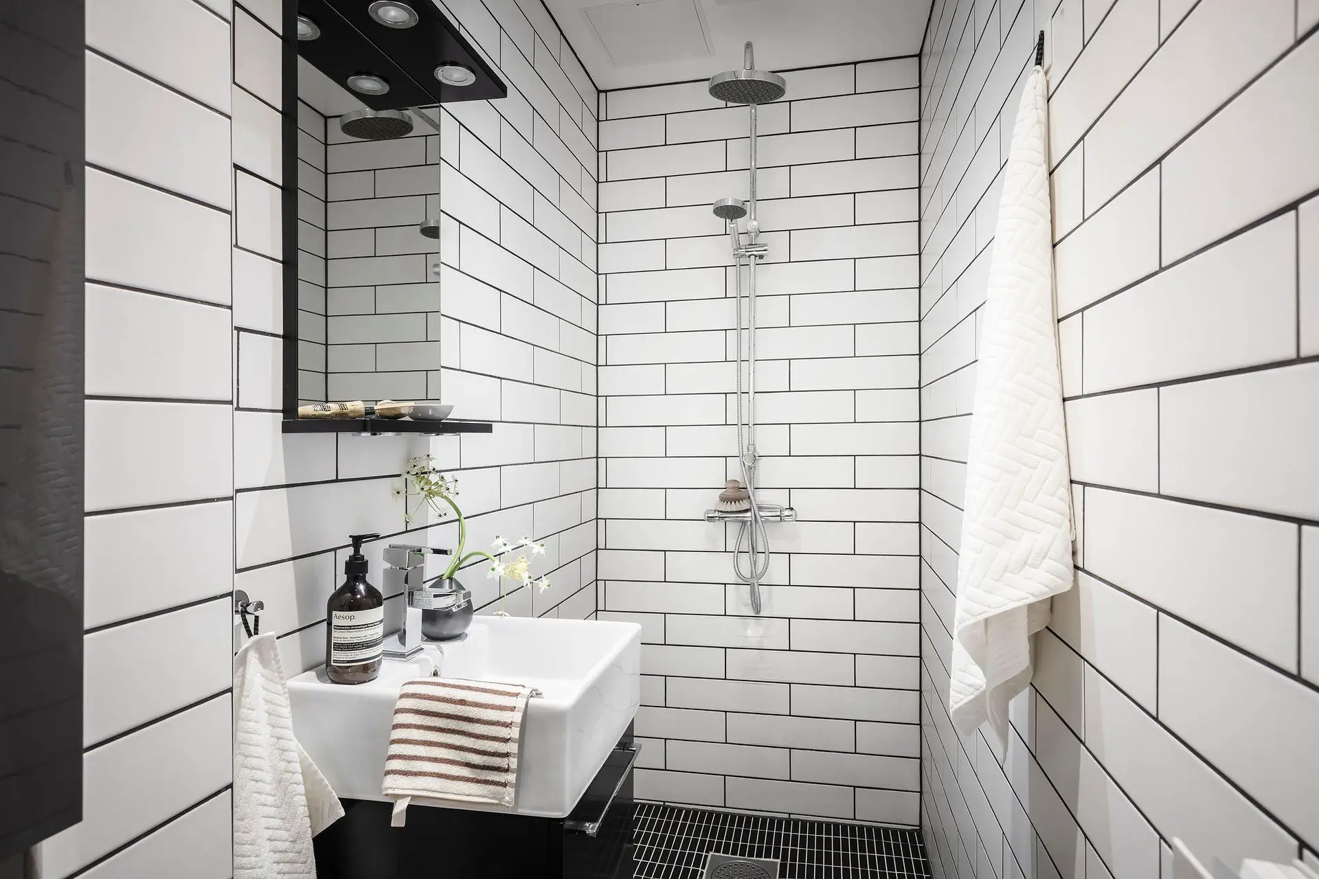 一墙绿意 | 打破中性空间的独特设计-16