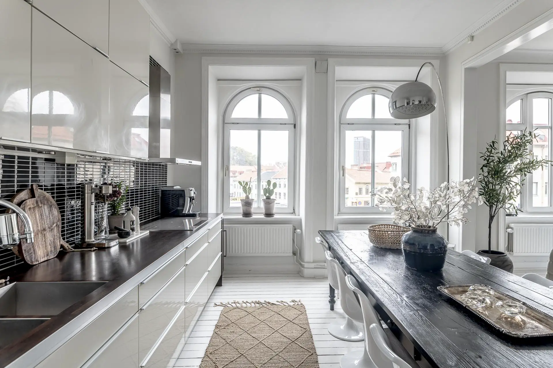 瑞典极简白色公寓，完美融合复古与现代元素-8