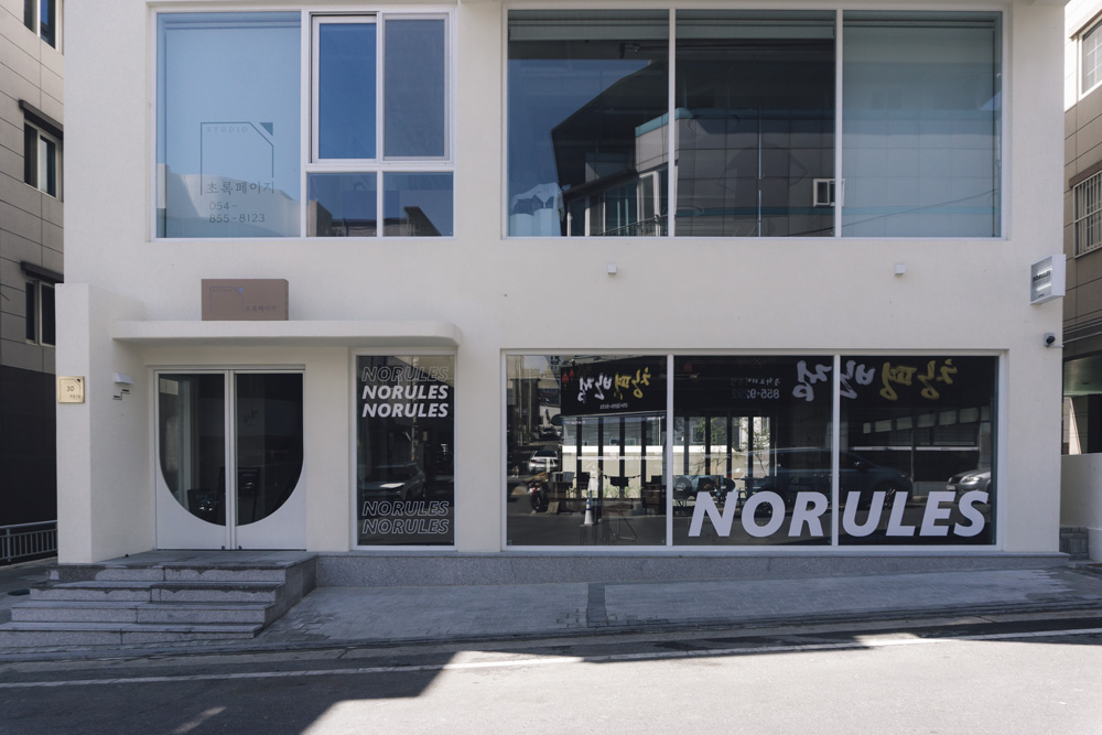 "韩国室内设计师打造 34 平极简咖啡厅，工业风设计成亮点"-3