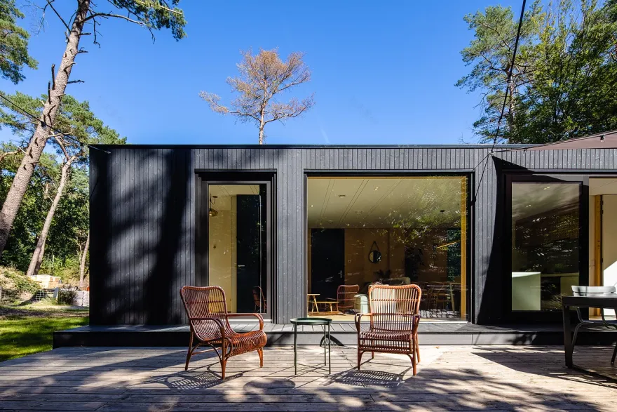 荷兰森林中的黑木 Hygge 小屋 | 舒适与自然完美融合-17