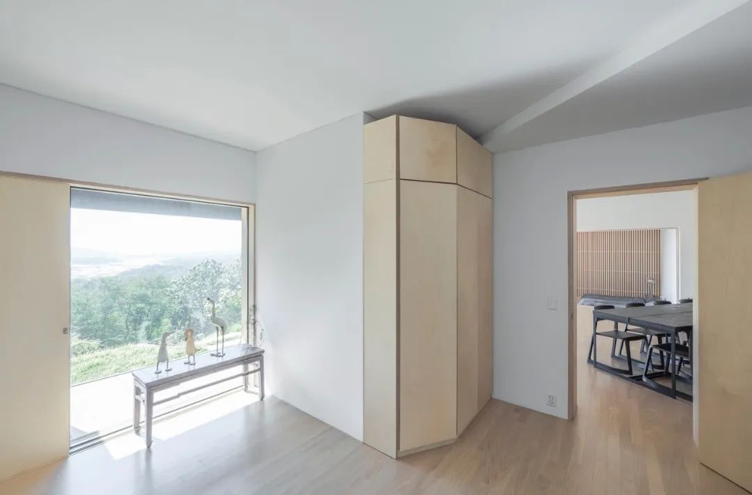 首尔以东的倾斜屋顶乡村住宅-36