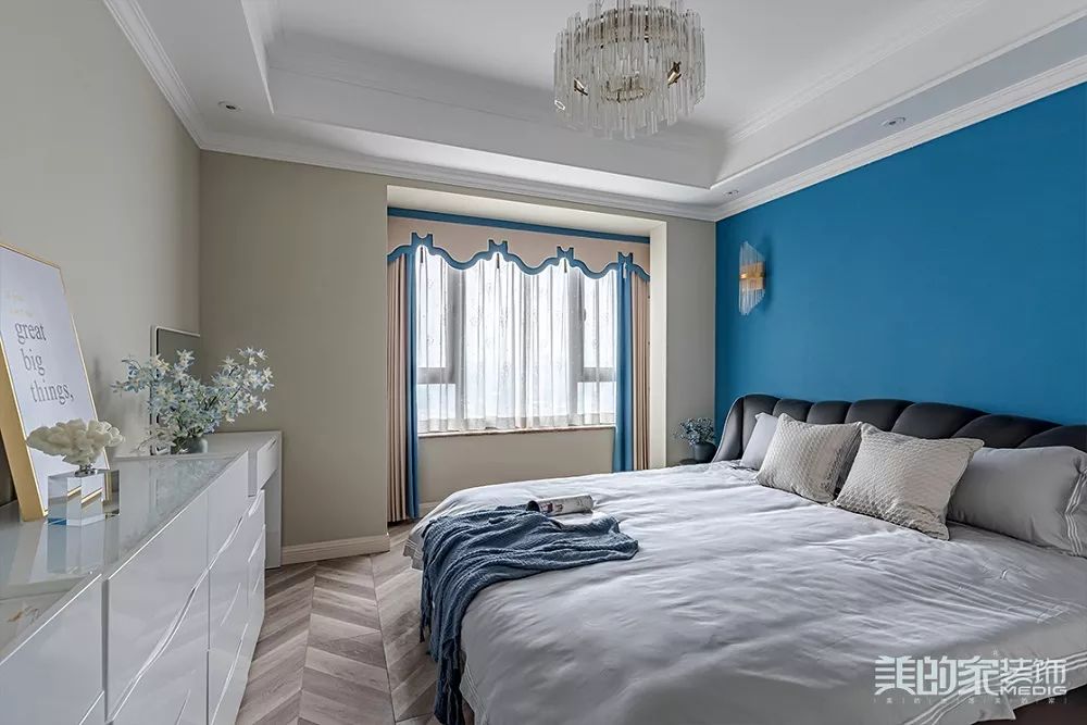 三代同堂的现代家园,金属质感与色彩活力的完美融合-58