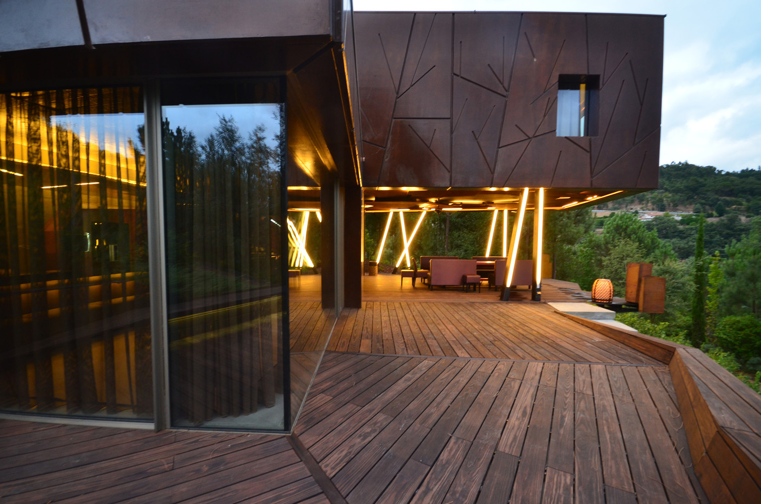 葡萄牙杜罗河谷的现代别墅-15