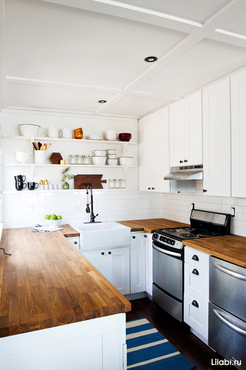 白色带挂墙搁板的P形厨房室内设计-3