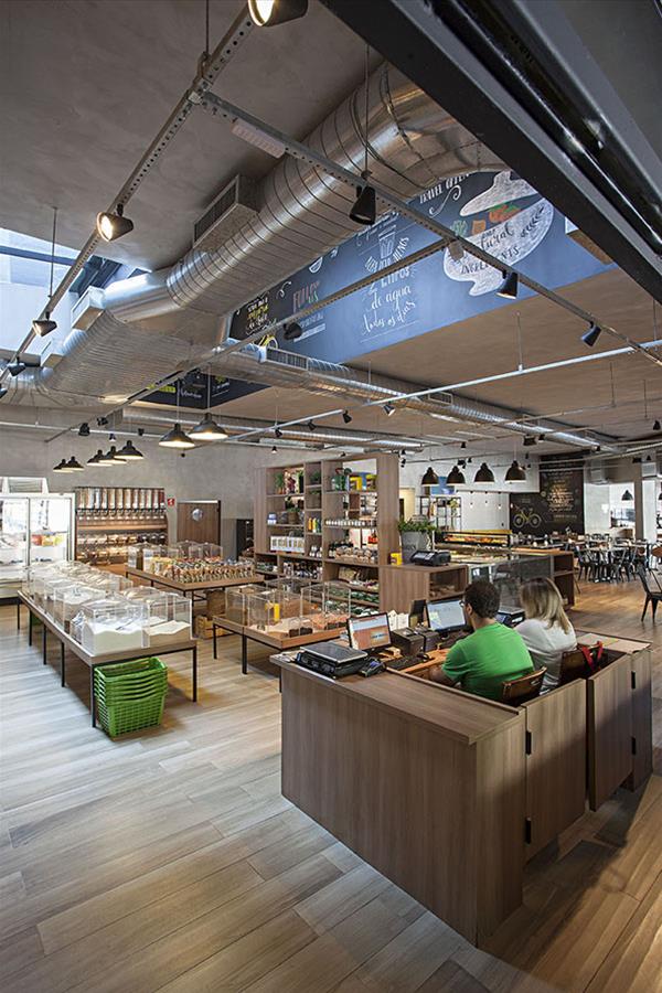 巴西 Empório Frutaria · 工业风自然美食市场设计-16