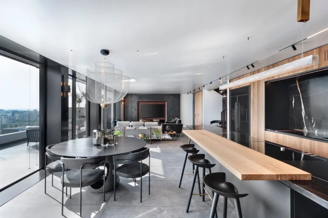 特拉维夫顶层住宅,黑白色调的时尚空间-27