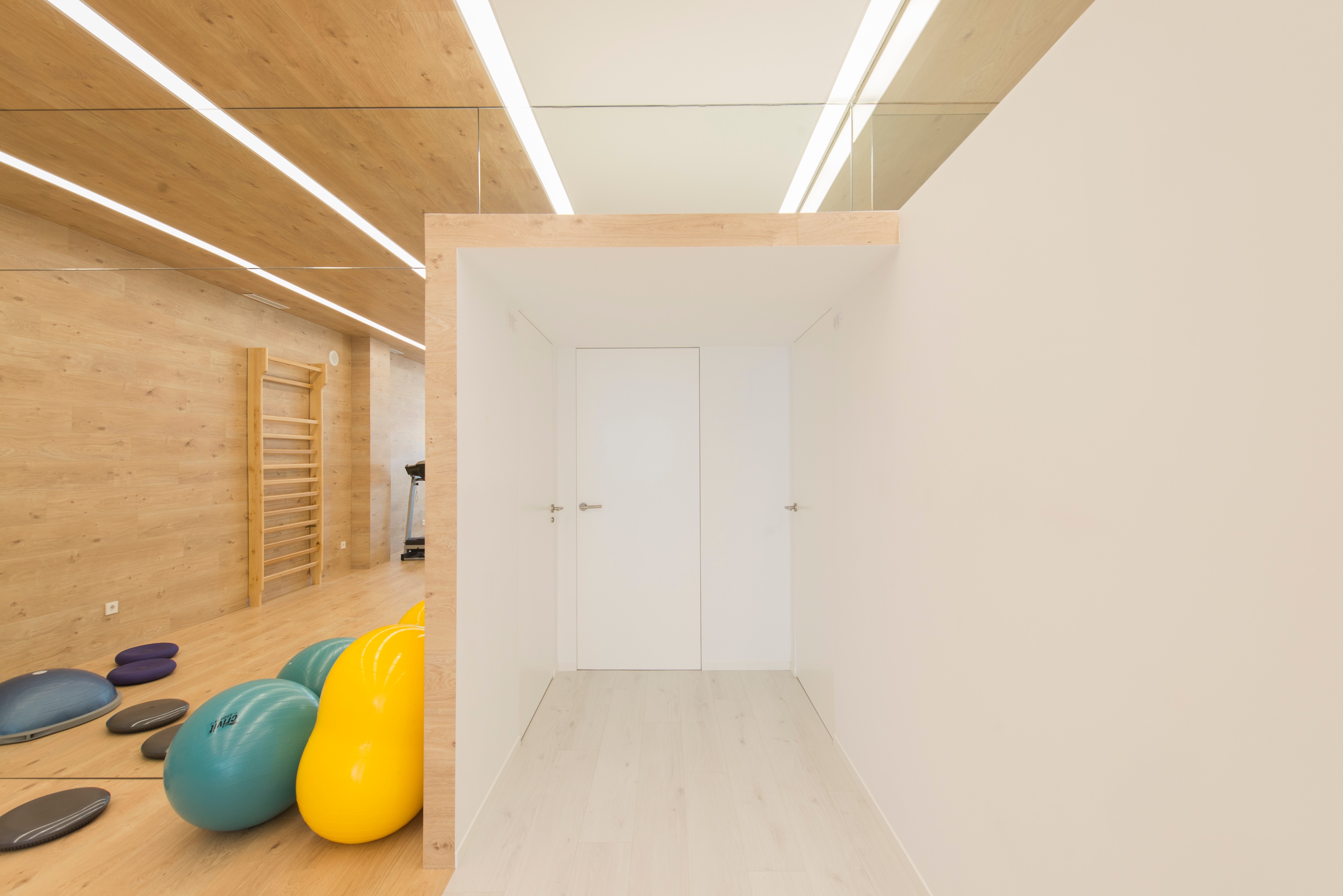 西班牙 Aitor Mira 诊所 | 自然光与木质调的舒适疗法空间-23