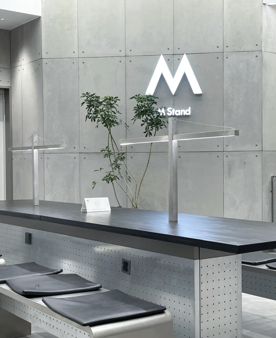 尽显高级冷酷的咖啡厅设计-10