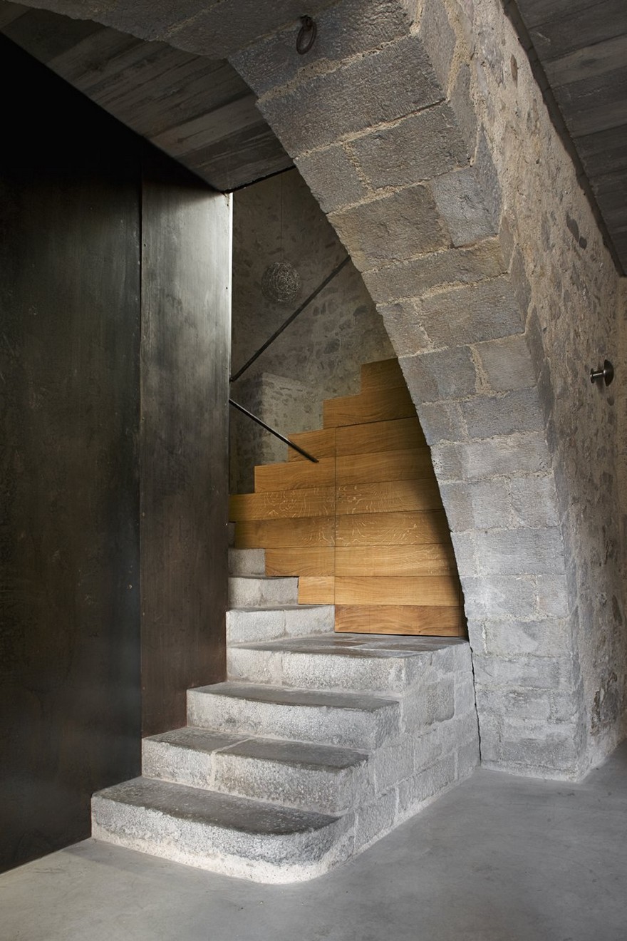 Medieval House Gets a Contemporary Renovation in Catalonia-13