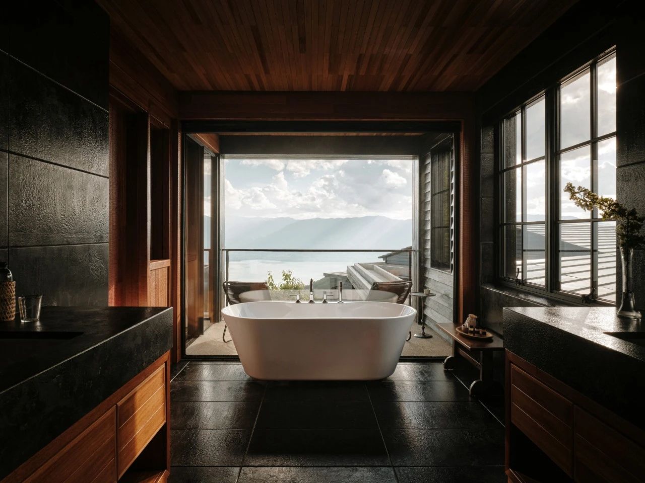 在洱海边爆红后，八旬用12年造伙山酒店，一砖一石皆用情-5