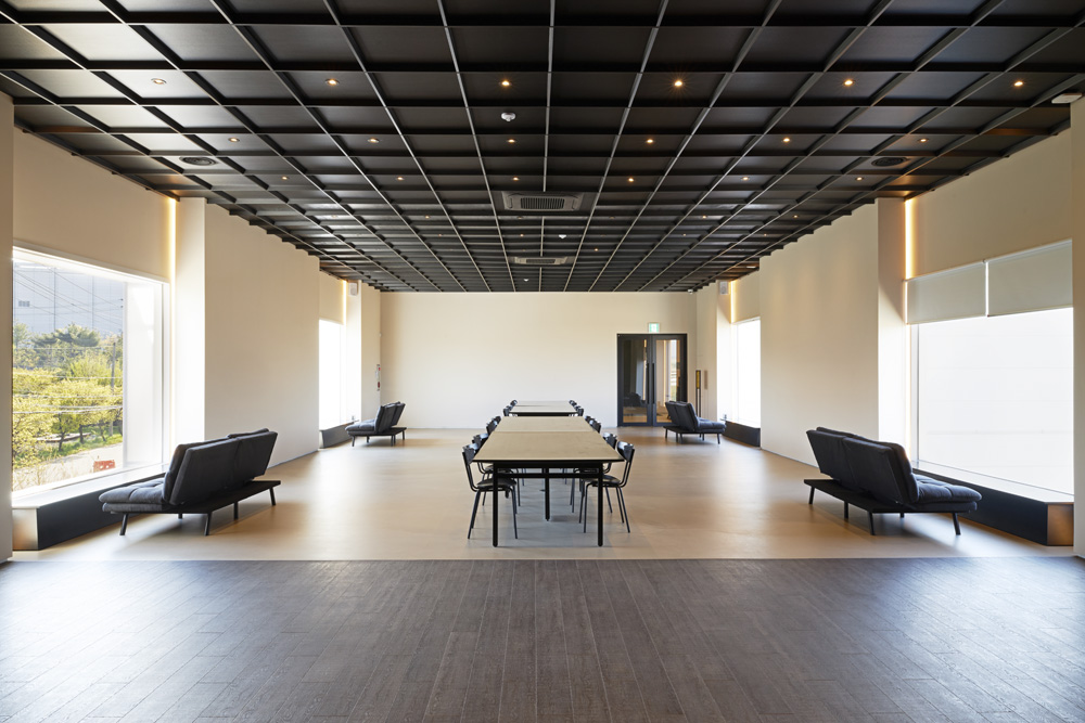 具有现代氛围的两层大型烘焙咖啡馆室内设计专业公司-6