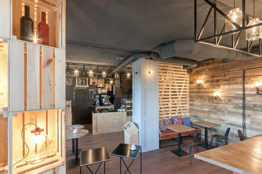 乌克兰 PENKA 咖啡吧 | 木质温馨空间与创意金属灯饰的完美结合-33