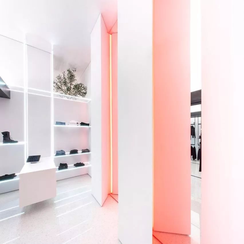 精致的玻璃货架照亮了Las Vegas精品店-34