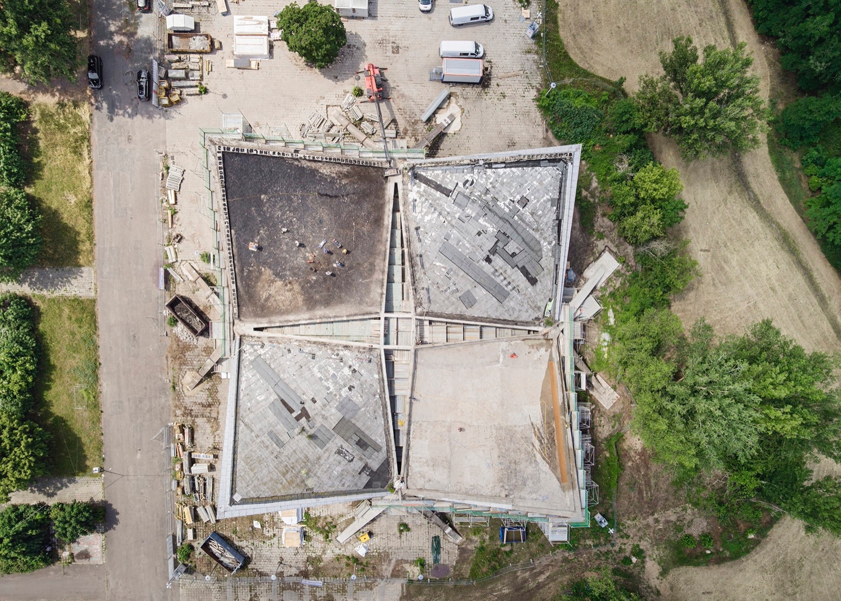 马格德堡双曲面壳体屋顶建筑丨德国马格德堡丨gmp-82