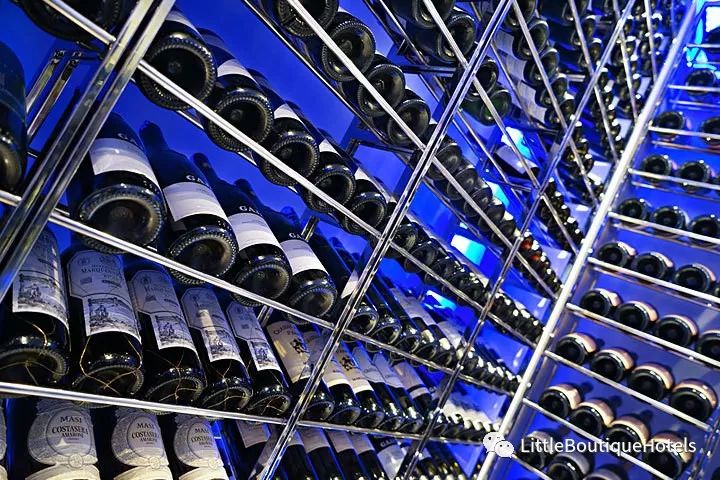 巴厘岛"Luna2"酒店 | 复古未来主义的室内设计盛宴-31