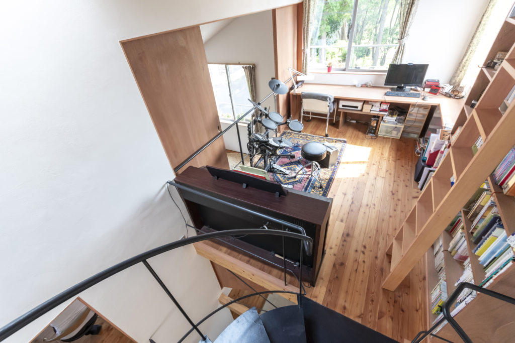 外にも中にも視線が抜けるおおらかなつくりで人が集まる家 | Architecture | 100%LiFE-5