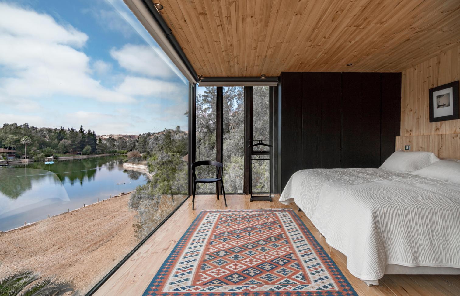 智利湖畔倾斜木屋-7