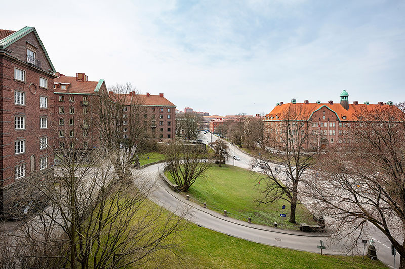 深蓝花卉壁纸 | 瑞典哥德堡大胆斯堪的纳维亚公寓设计-9