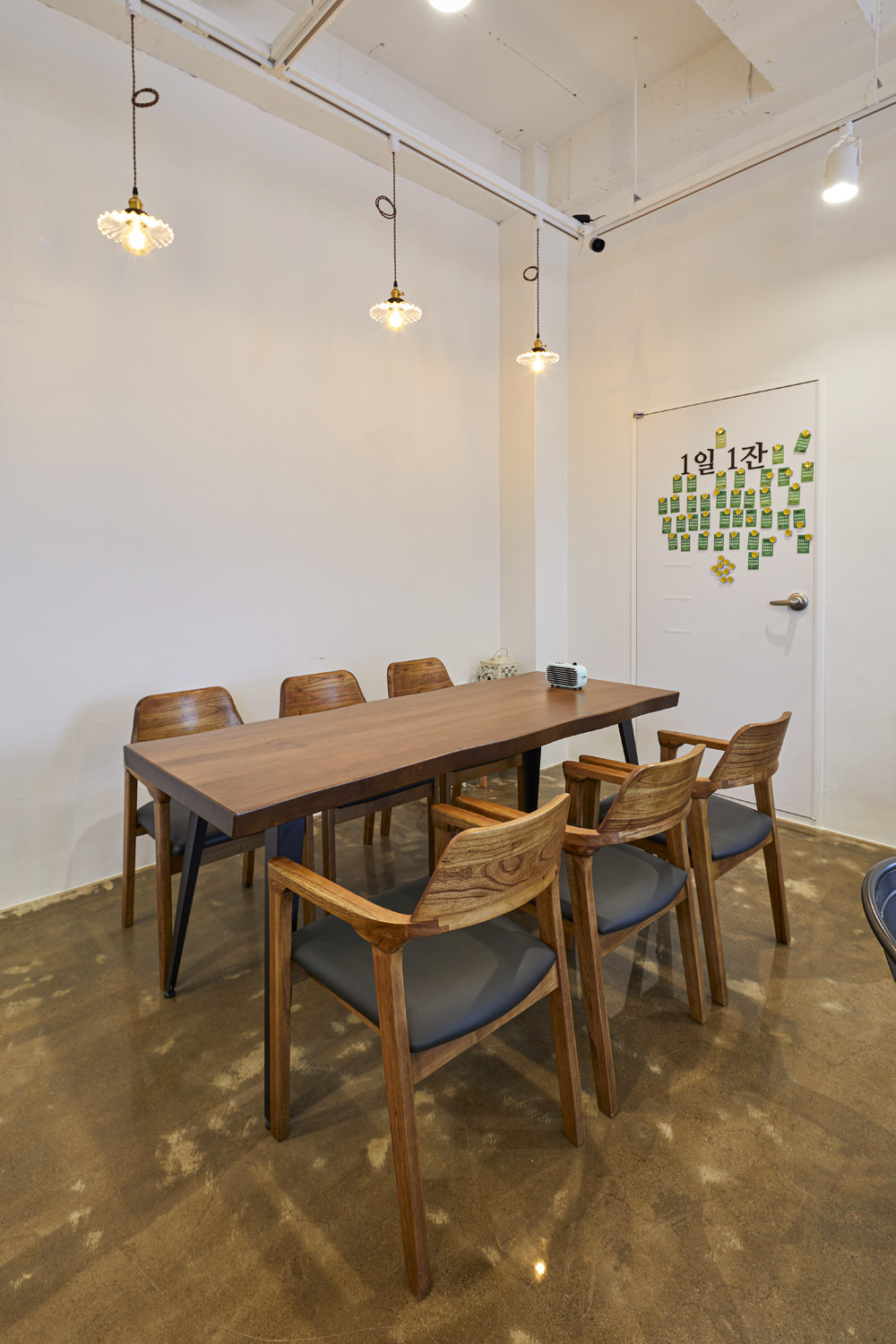 简约风 12 平米咖啡馆设计-10