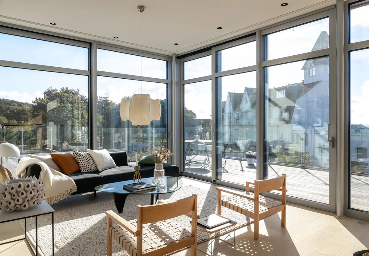 瑞典现代海景公寓 | 阳光倾洒的玻璃海洋-1