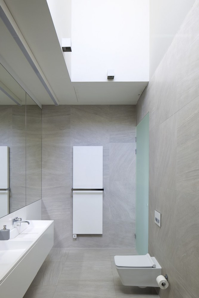 波兰南部森林中的现代简约住宅-57