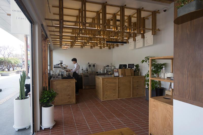 12 坪极简咖啡厅，打造温馨氛围-5