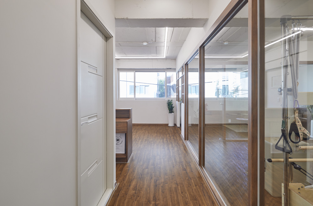 白色木纹，打造温馨 20 平米小空间-12