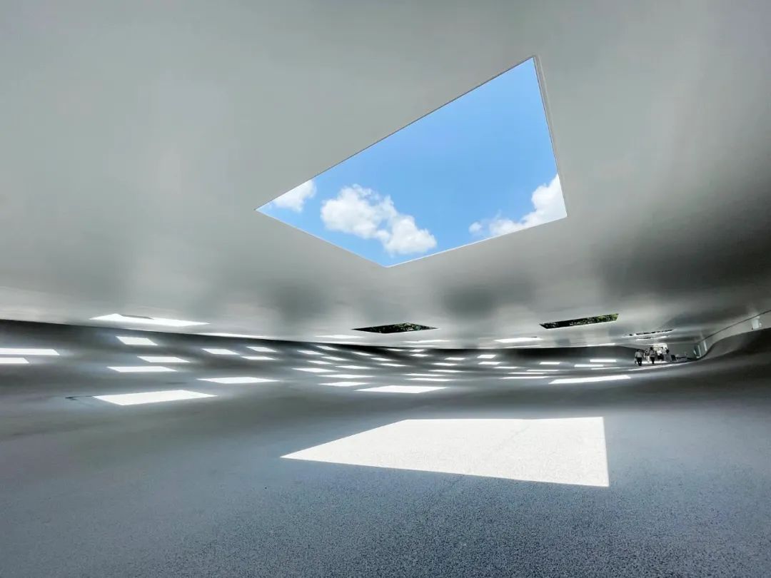 日本“最空白”建筑！无墙无柱无固定用途，59扇天窗让雨水阳光随意进出！网友：躺着发呆都变浪漫了-21