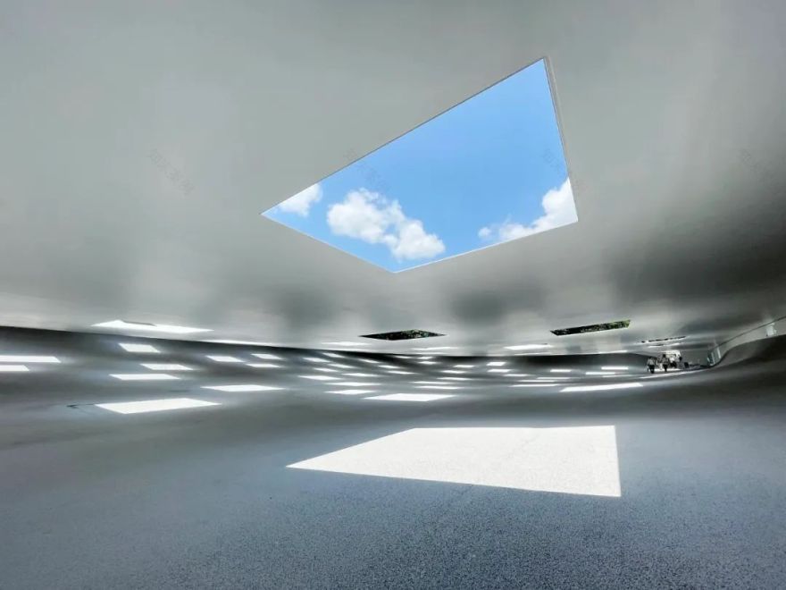 日本“最空白”建筑!无墙无柱无固定用途,59扇天窗让雨水阳光随意进出!网友:躺着发呆都变浪漫了-21